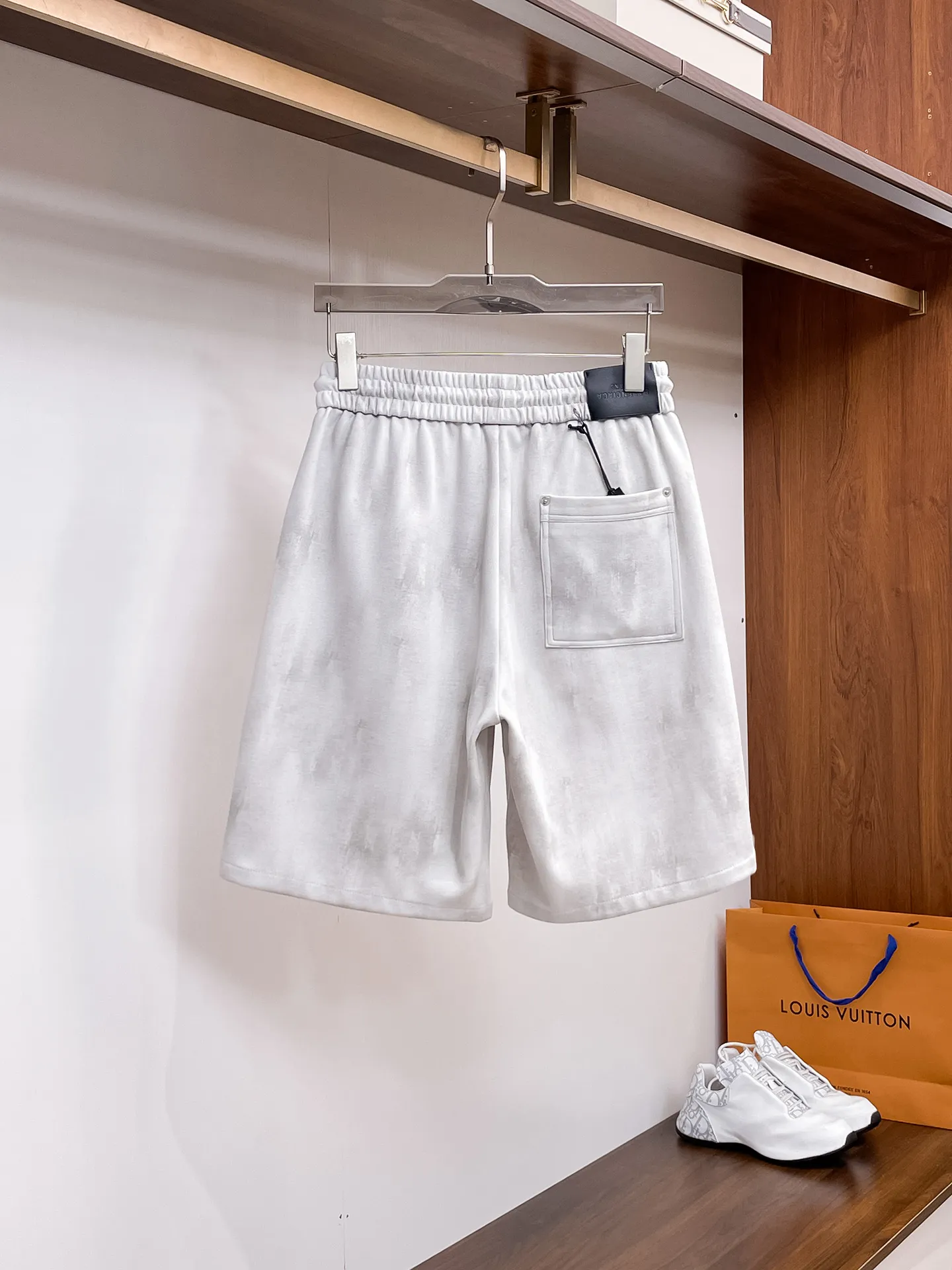 Balenciaga's three-standard complete 2026 summer New Arrival men's casual shorts, advanced custom-made Breathable fabric, Breathable fabric, extremely stretchy and comfortable, impeccable details, top-grade accessories, original logo design concept, delicate and soft feel! The upper body fit is awesome! Size: M-XXXL Please state your height and weight when ordering